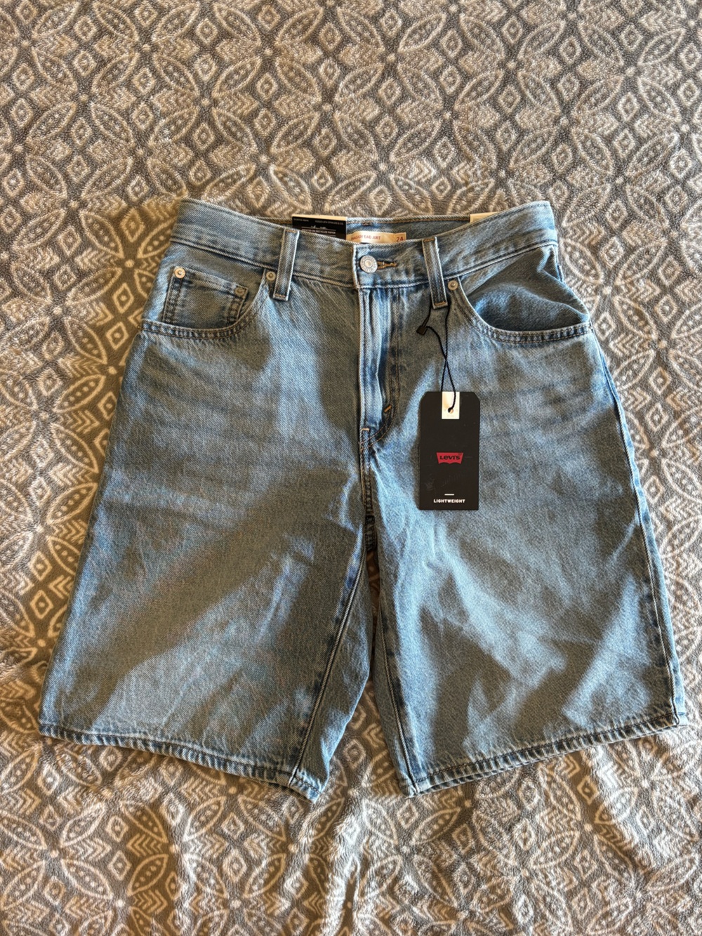 NWT Levi Light Wash Mid Rise Baggy Dad Jort 24